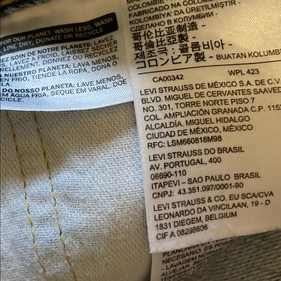 Levi’s distrssed shorts - Picture 2 of 5